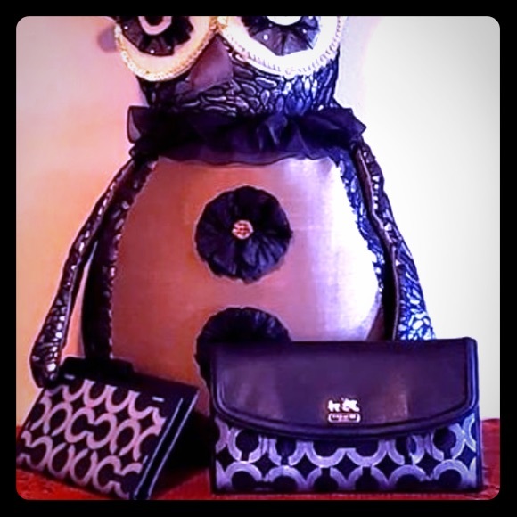 Coach Handbags - 🦉Authentic Coach Signature Checkbook Wallet EUC!